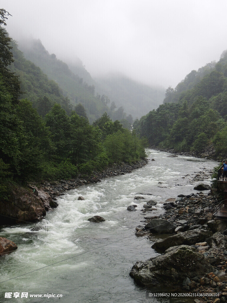 山间湍急河流的自然景致