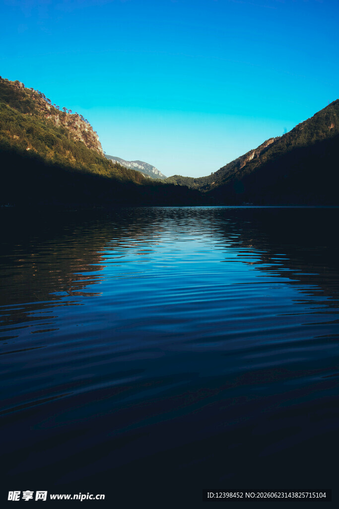 宁静山水湖景图