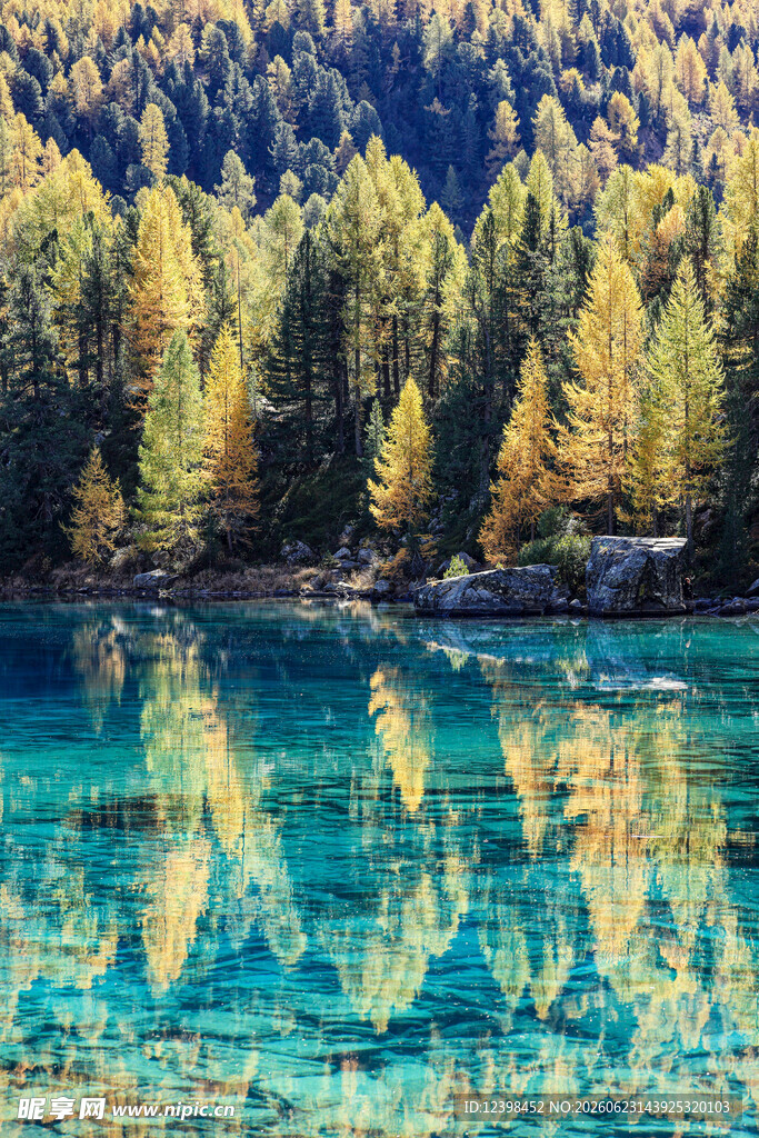 秋日湖畔美景