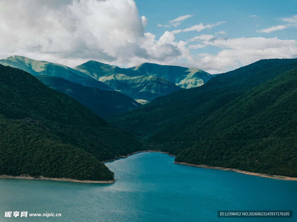 高山环抱的湛蓝湖泊