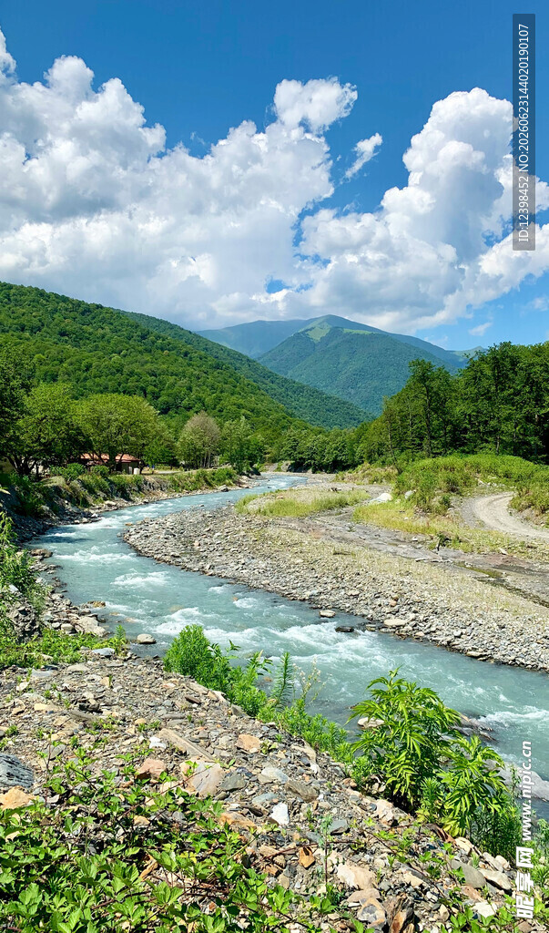 山间溪流美景