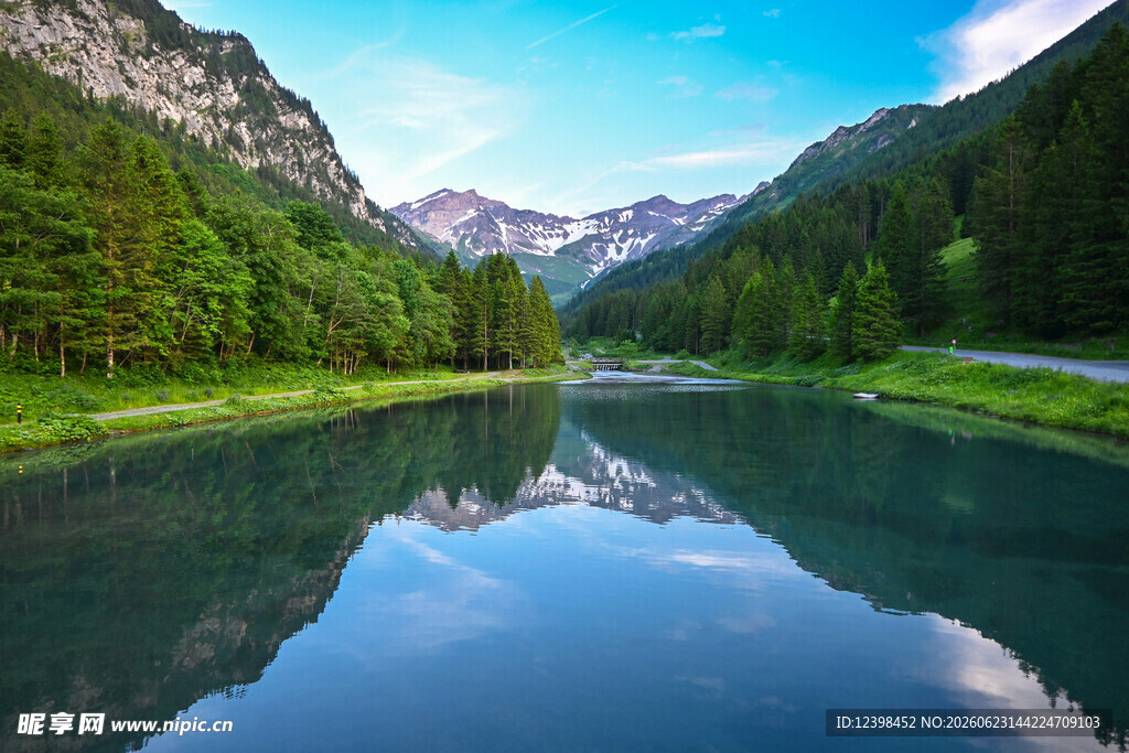 山间静谧湖景