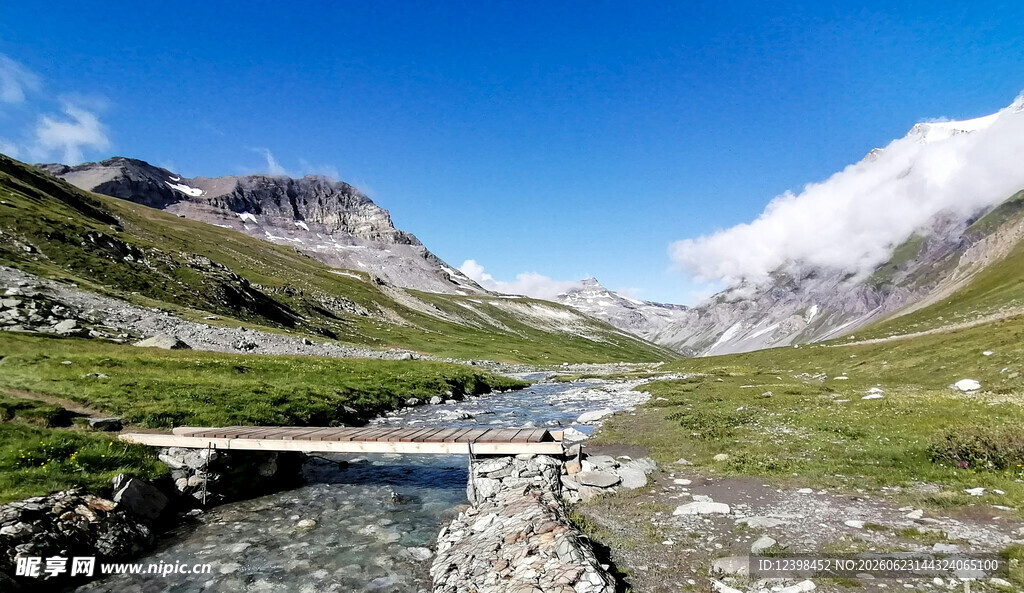 山间溪流美景