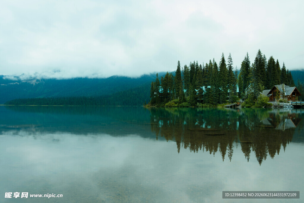 宁静湖畔森林倒影美景