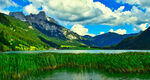 山间湖畔美景