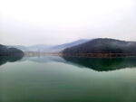 宁静湖水倒映山峦美景