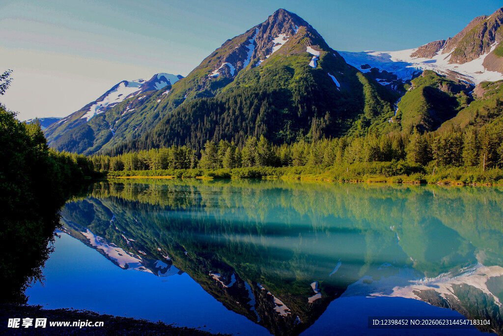 高山湖泊美景
