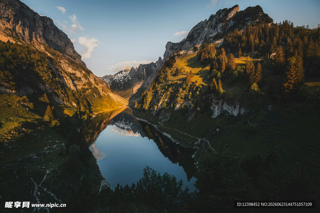 山间静谧湖景