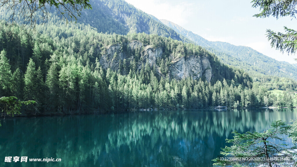山间幽蓝湖泊美景