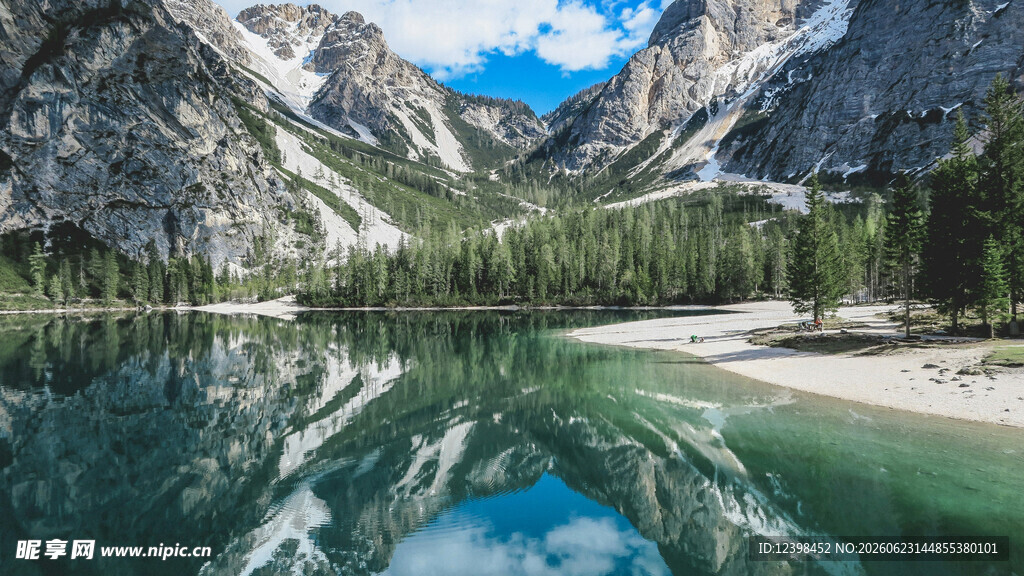 高山湖畔美景