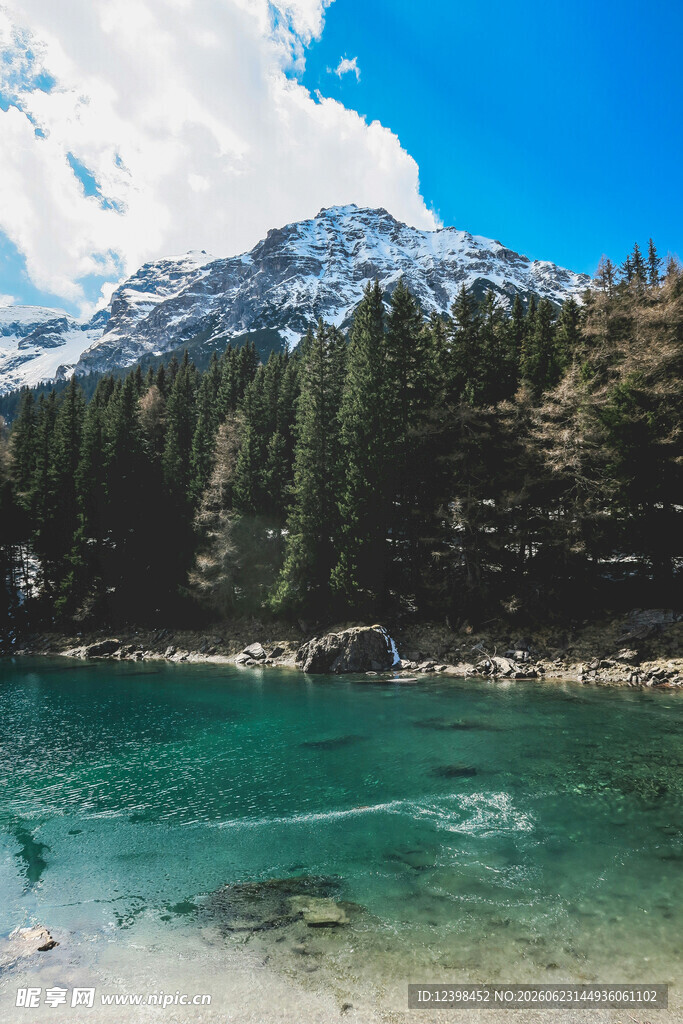 高山碧湖美景