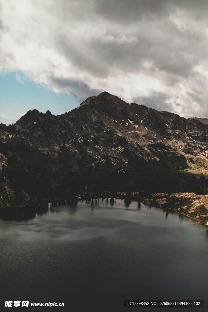 山间湖泊与云雾缭绕之景