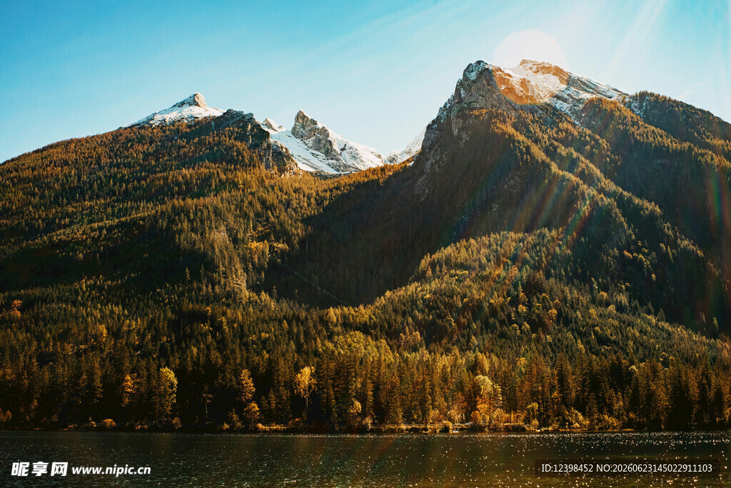 壮丽山峦与湖泊美景