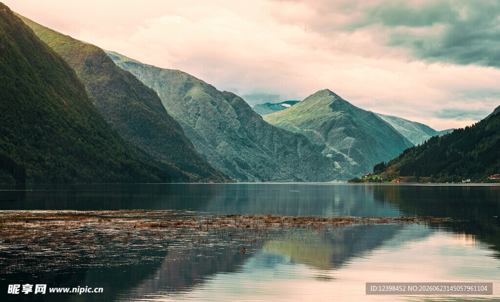 宁静峡湾山水倒影美景