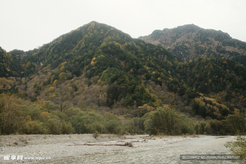 山间河畔秋景
