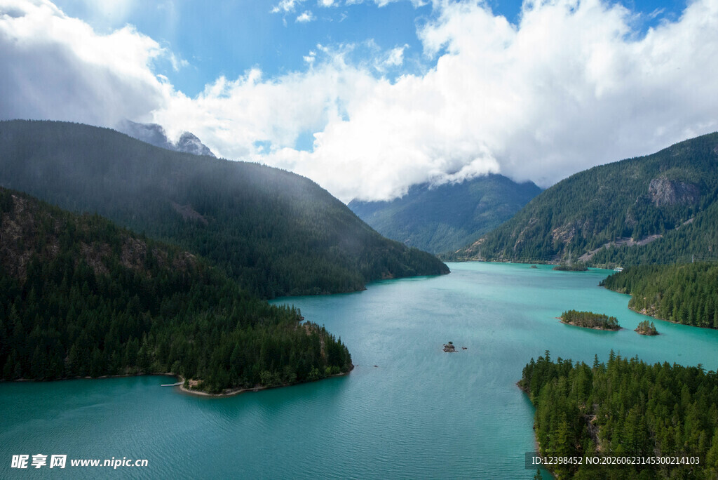 美丽湖光山色的自然景观