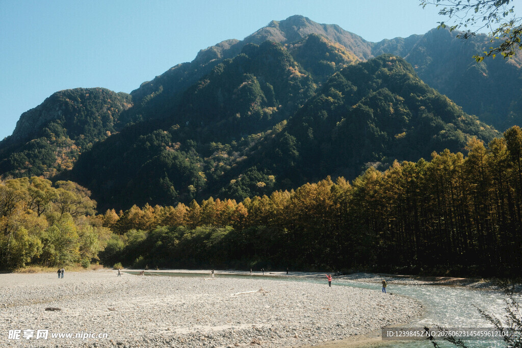 秋日山间河岸美丽景致