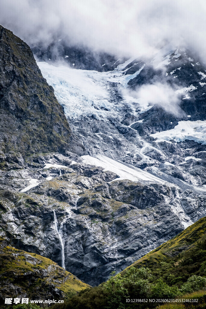 壮丽雪山山谷景观