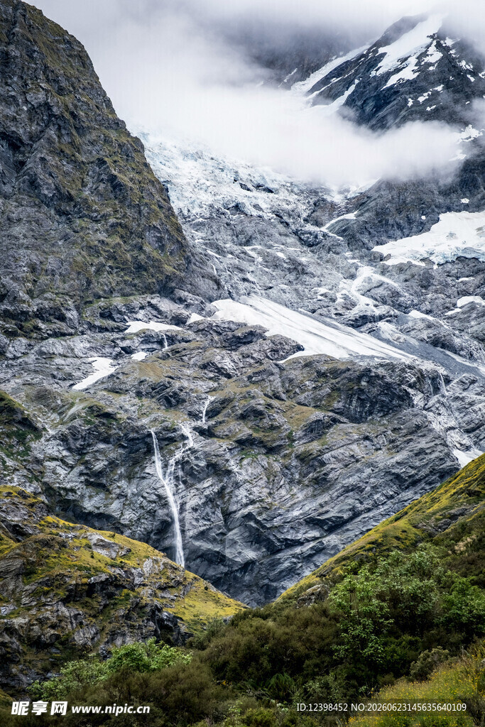 壮丽山间冰川与葱郁景致