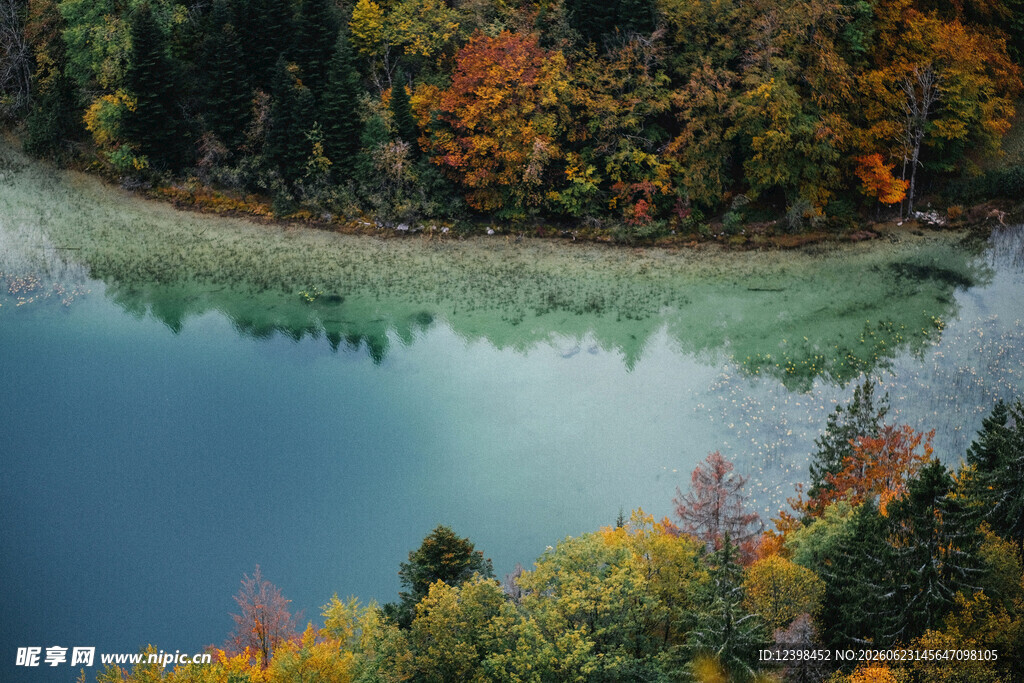 秋日湖畔斑斓景致