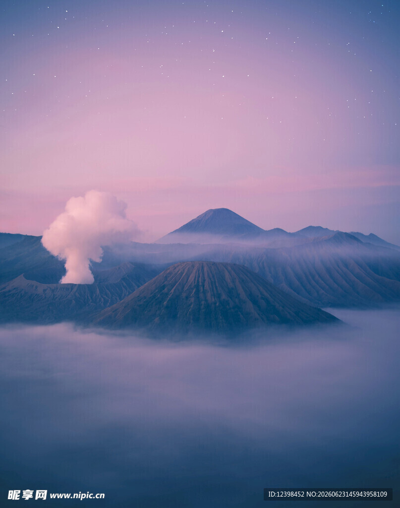 梦幻云海中的壮丽火山景观