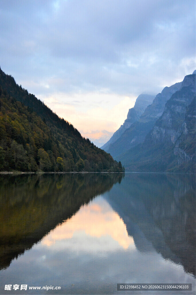 宁静山水间的绝美湖景