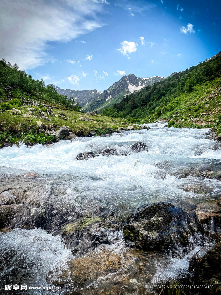 山间溪流奔腾的自然美景