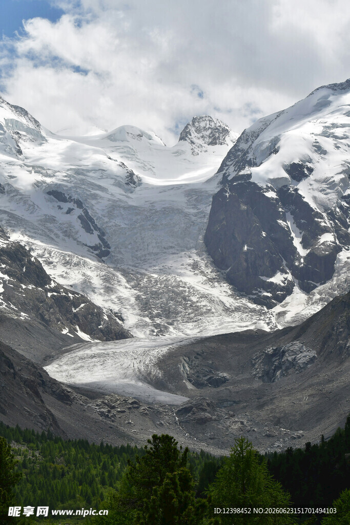 壮丽雪山景观