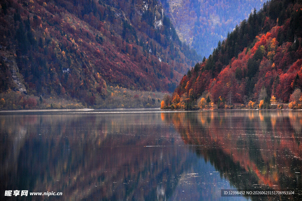 秋日山水湖景倒影如画