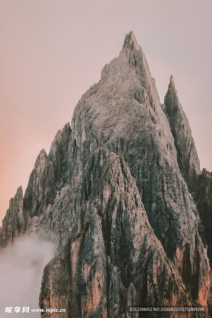 壮丽山峰云雾缭绕美景