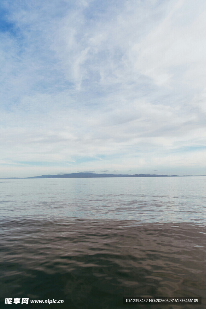 广阔海面与蓝天白云景象