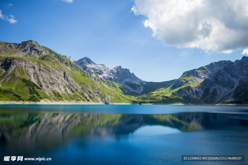 高山湖泊美景
