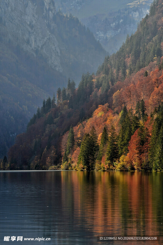 秋日山林湖畔美丽景致