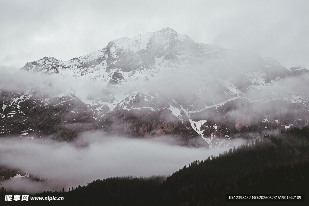 云雾缭绕中的壮丽雪山