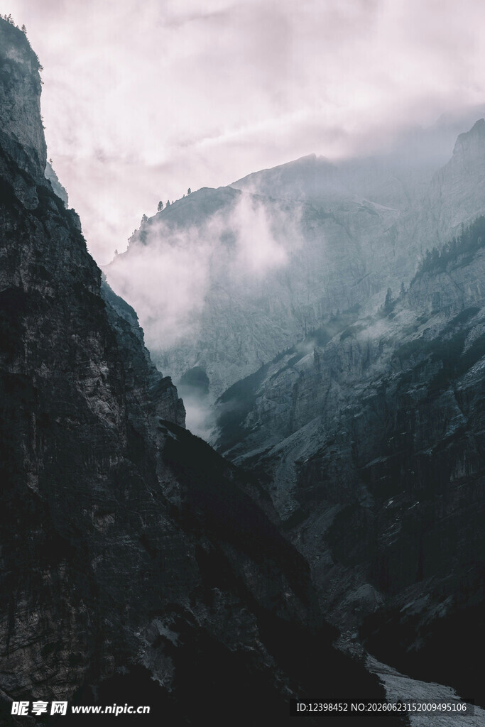 云雾缭绕的壮丽山景