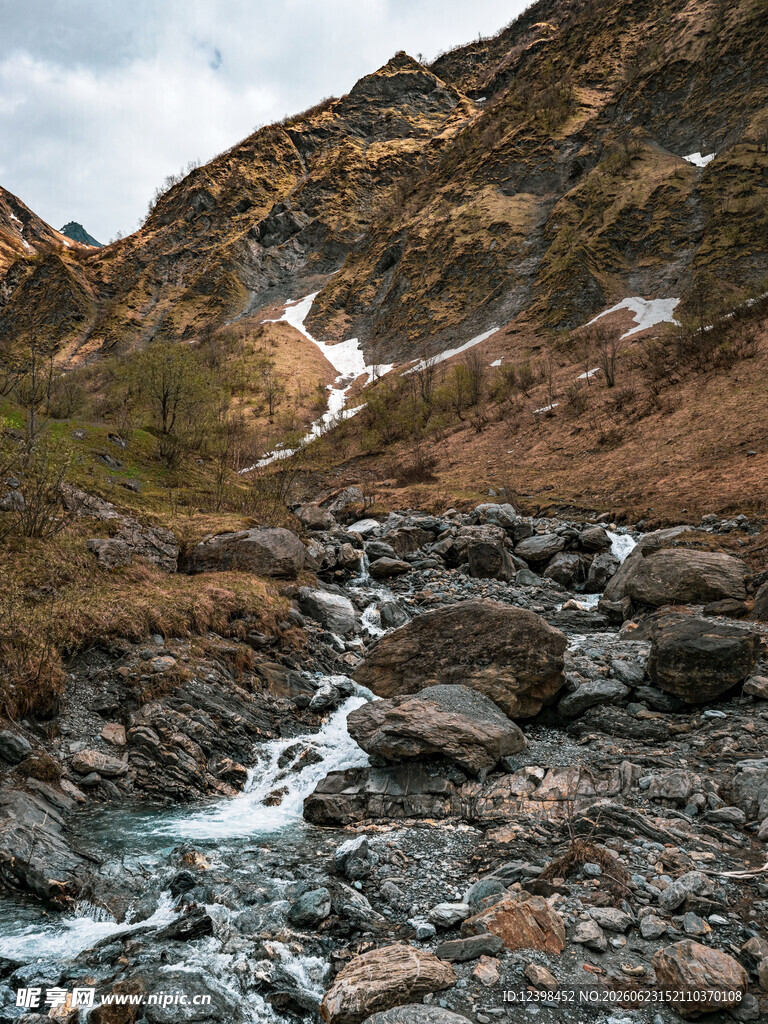 山间溪流穿行嶙峋岩石间