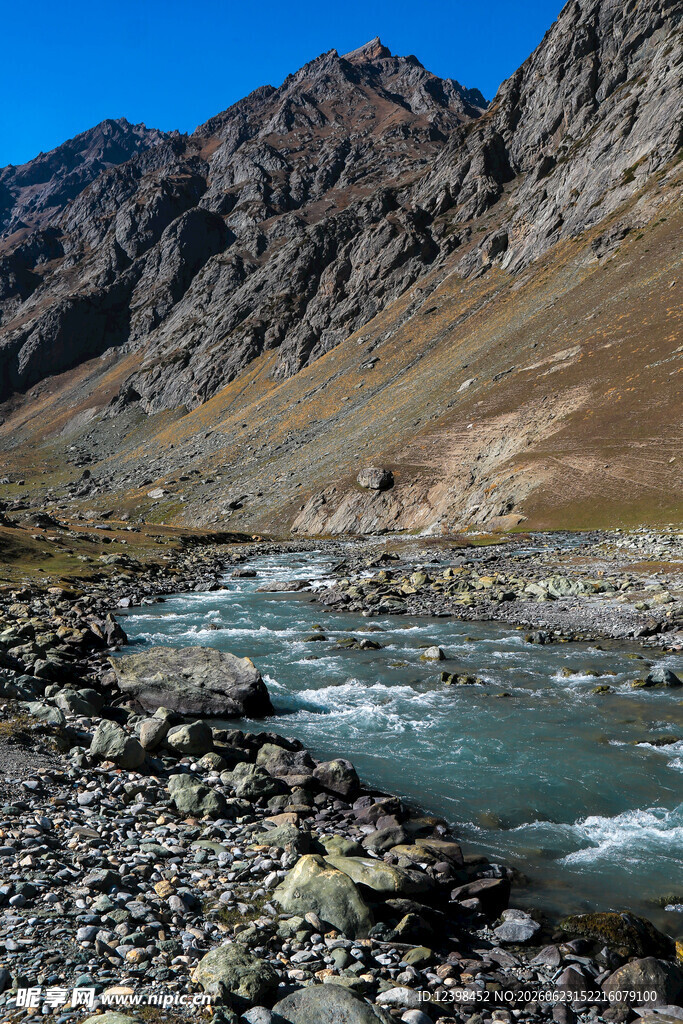 山间溪流穿于嶙峋山石间