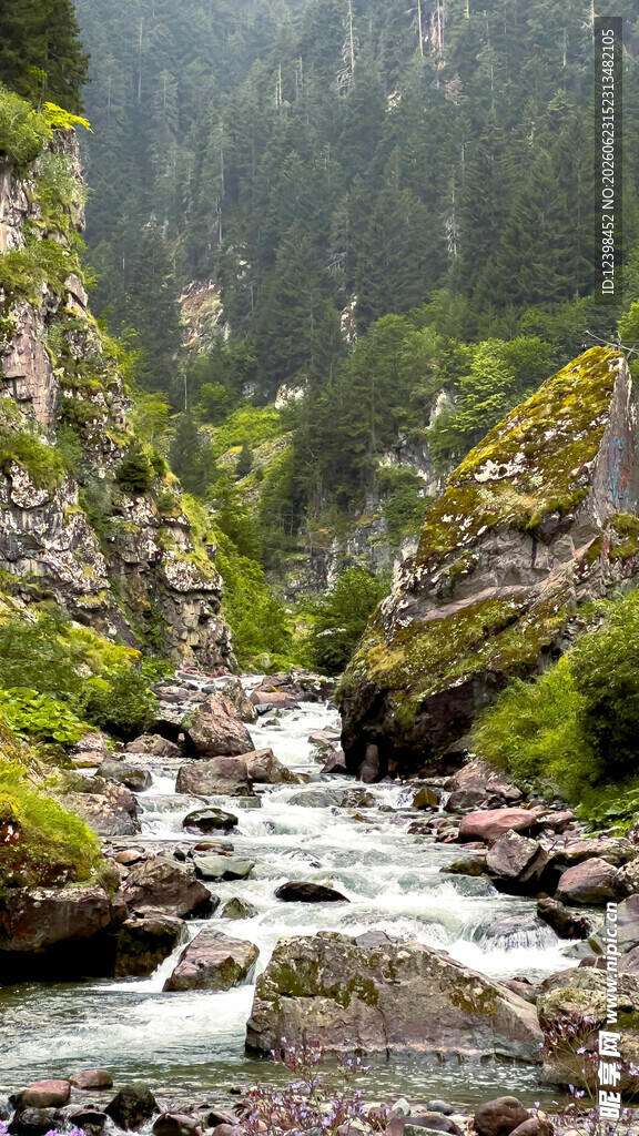 山间溪流