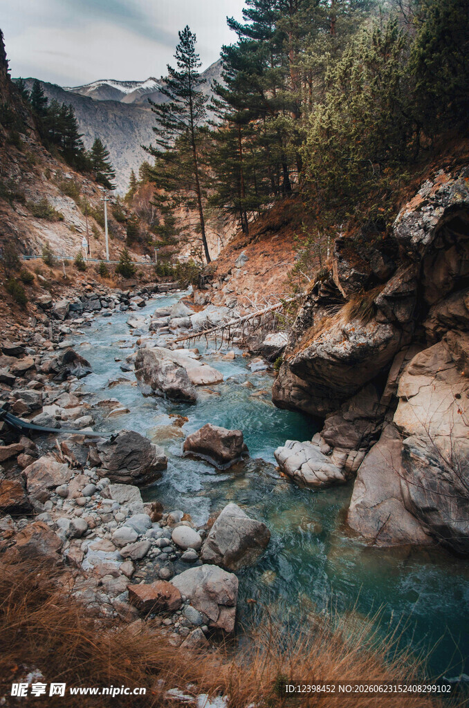 山间溪流