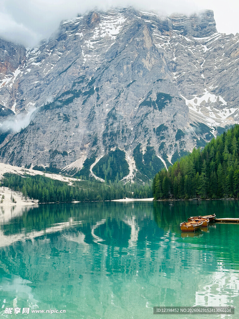 高山碧湖美景