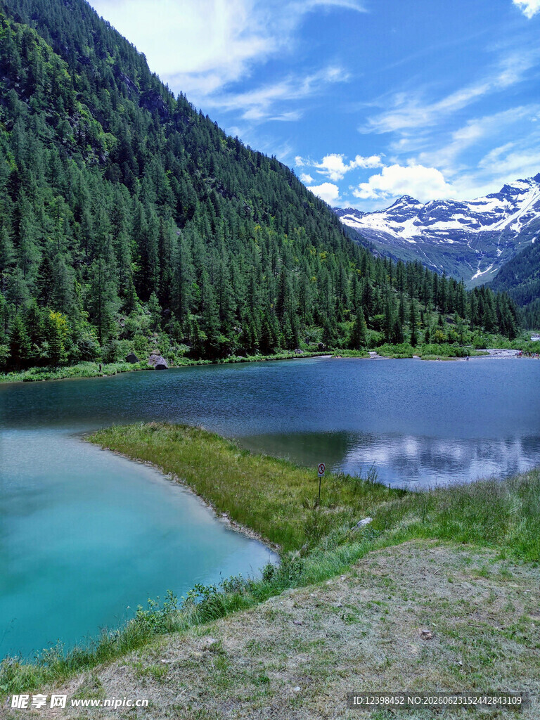 高山蓝湖美景