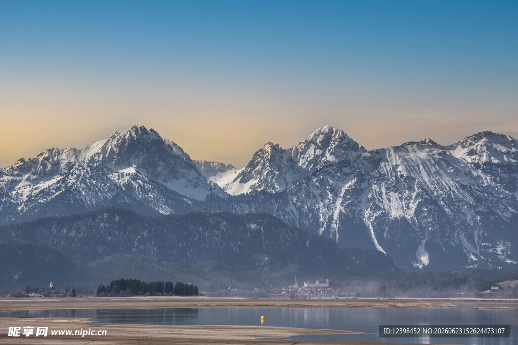 壮丽雪山与静谧湖水景观