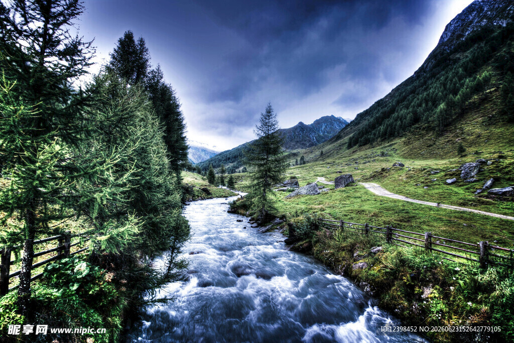 山间溪流旁的美丽景致