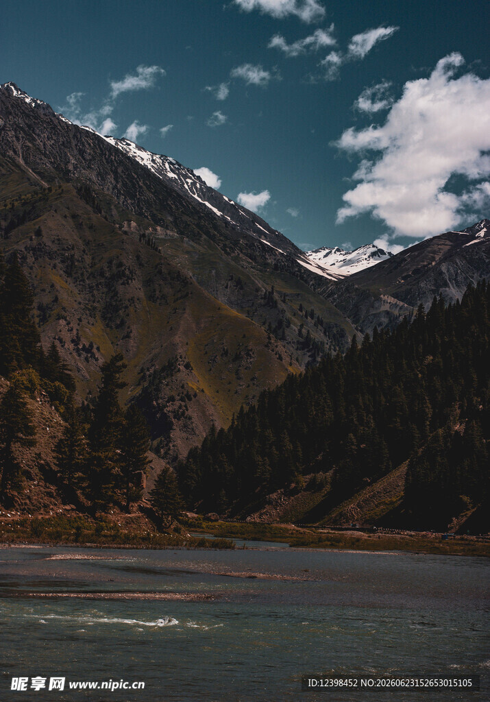 高山湖畔美景