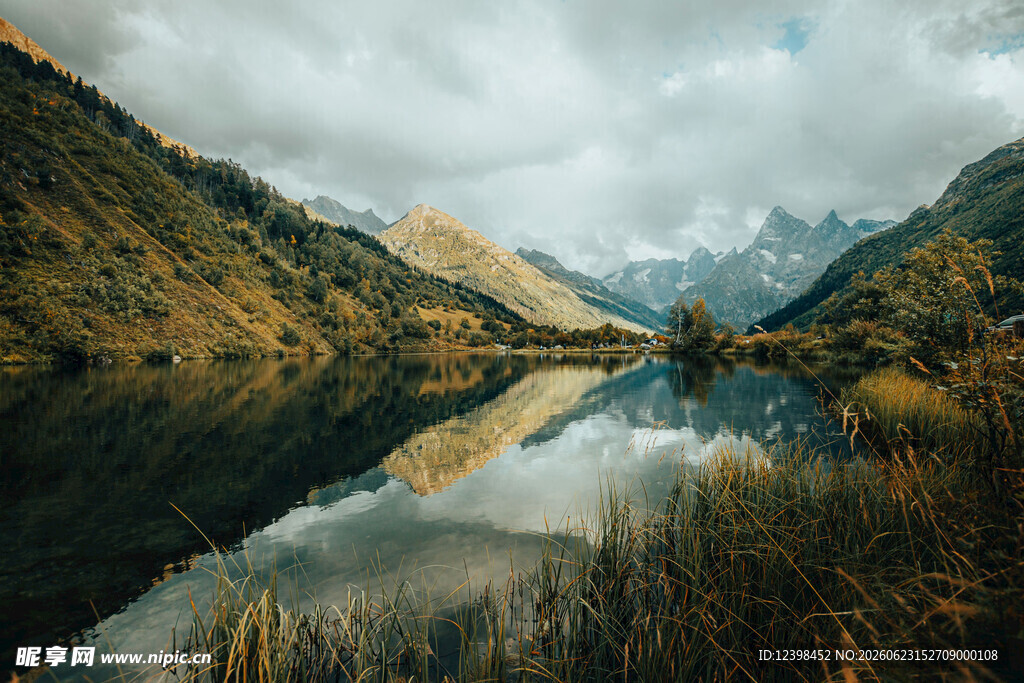 山间静谧湖景