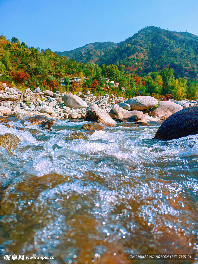 山间溪流
