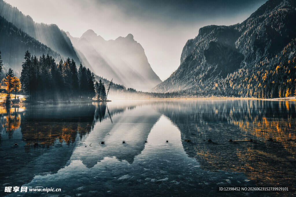 宁静山水间的绝美湖景