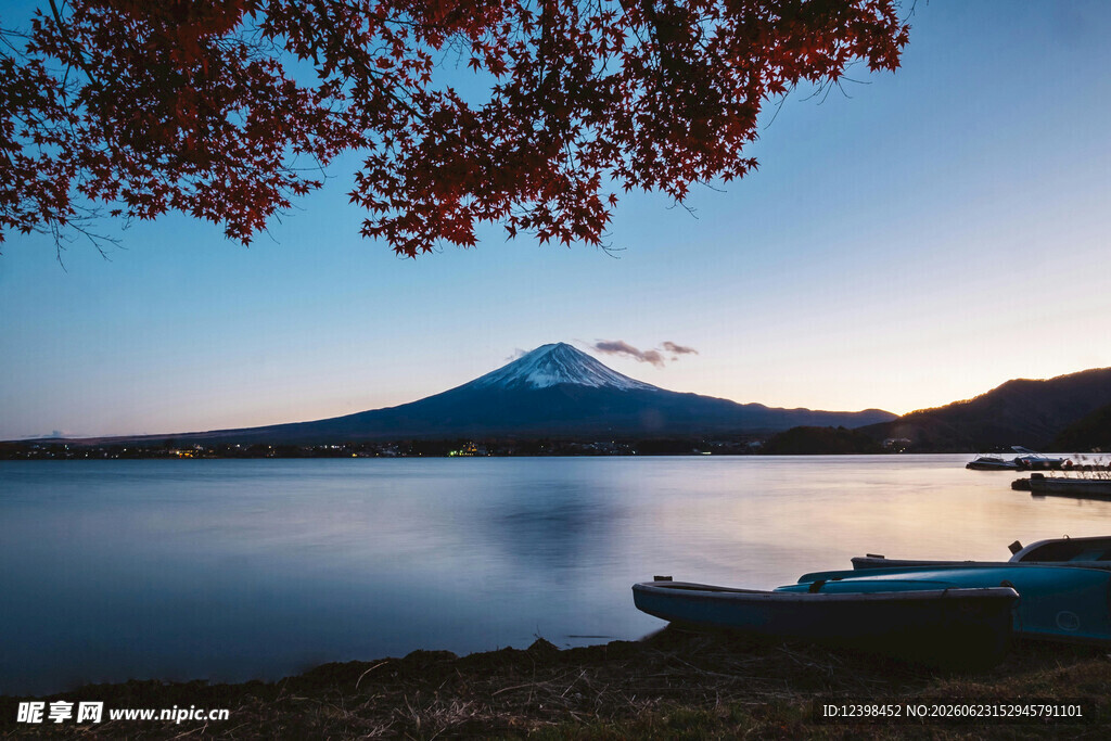 湖畔富士山美景