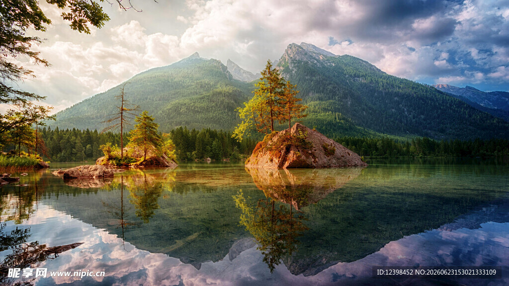 宁静山水间的绝美湖景