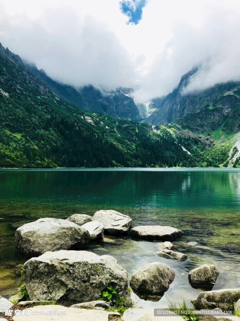 山间碧湖美景